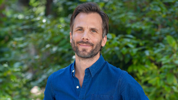 Portraitfoto von Dominik Hartl