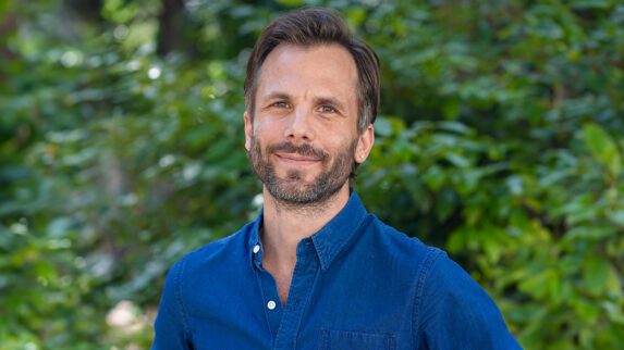 Portraitfoto von Dominik Hartl